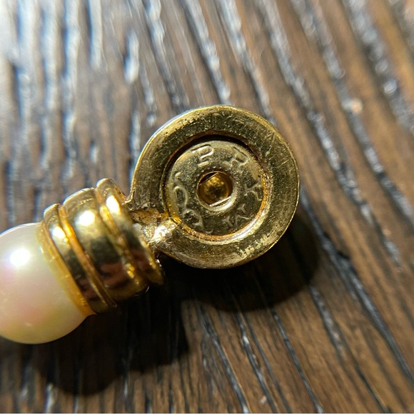 𝐁𝐔𝐘 𝐎𝐑 𝐁𝐘𝐄 @ 2pm EST💥‼️ Christian Dior Pearl necklace w/ button closure - Picture 3 of 8